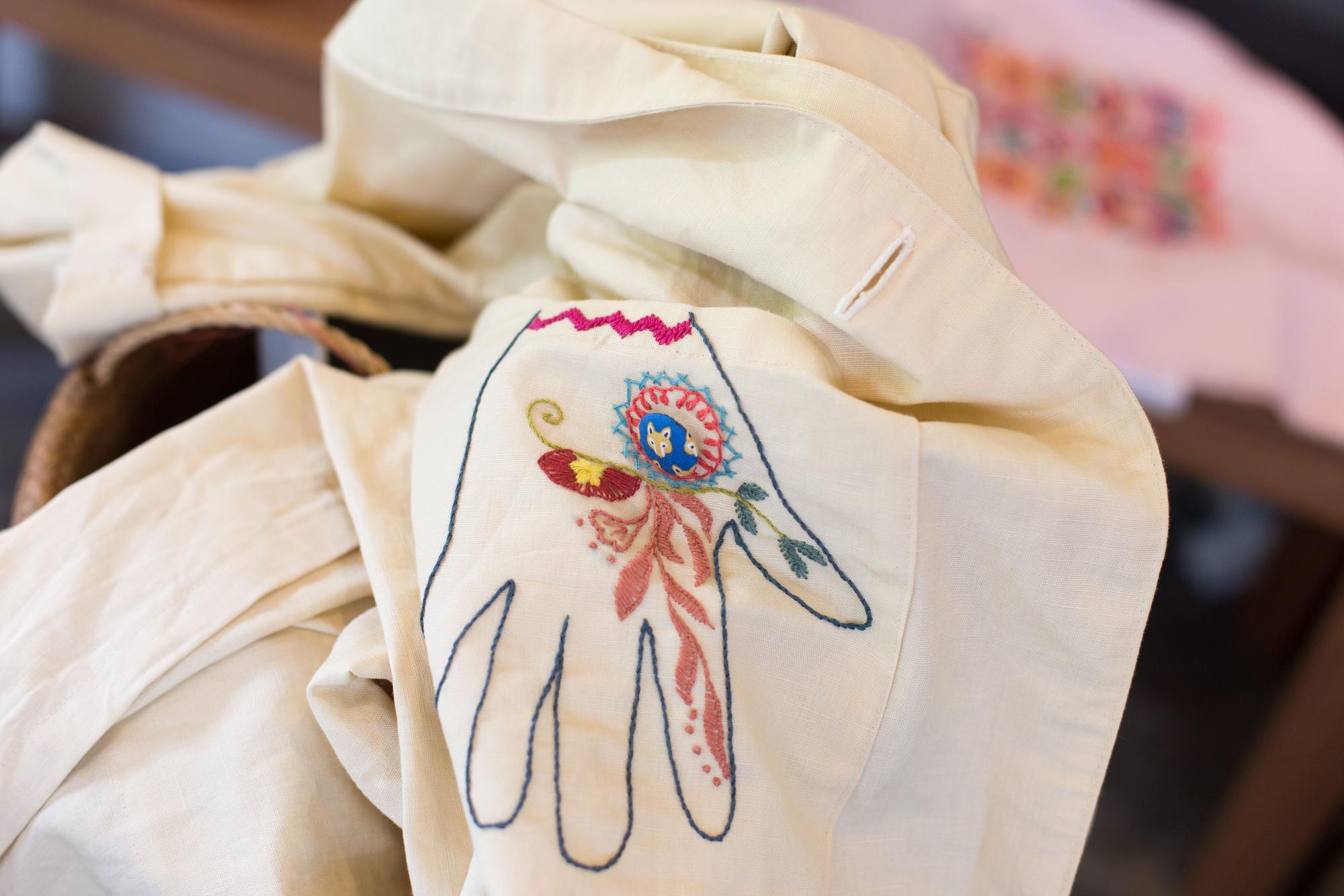 haftowany monogram na lnianej torbie